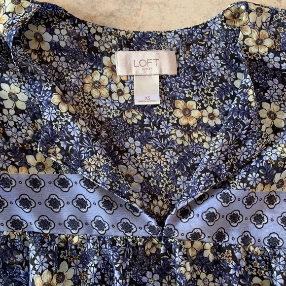 LOFT Blue Floral Flutter Sleeve Top XS - Picture 2 of 4